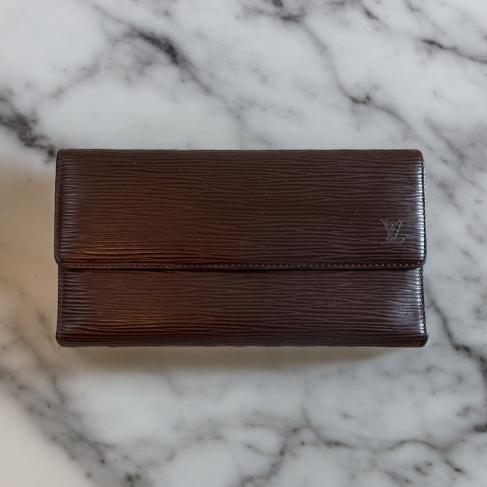Louis Vuitton Epi International Wallet - Picture 2 of 5